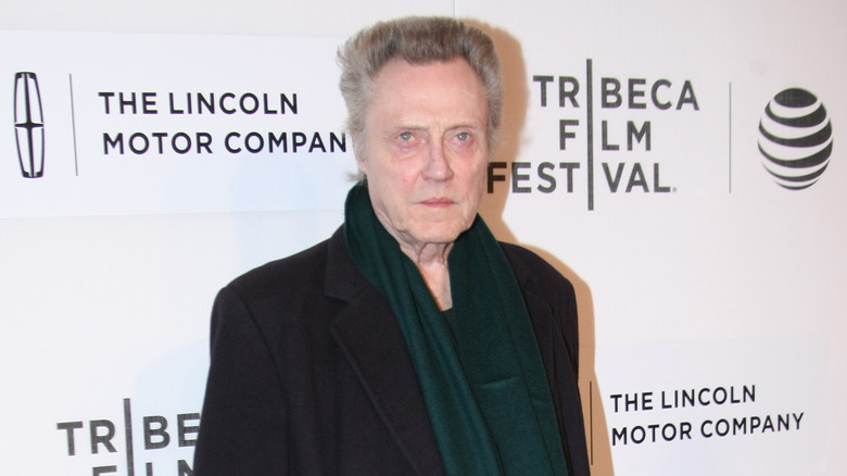 Christopher Walken en écharpe verte et manteau noir