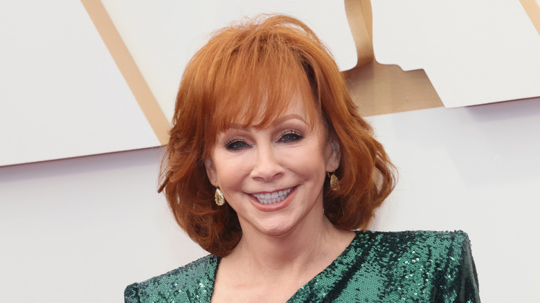 Reba McEntire souriant