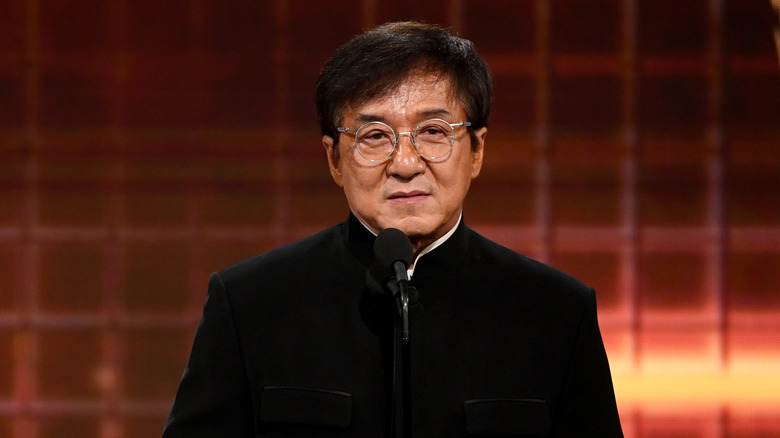 Jackie Chan parle dans le micro