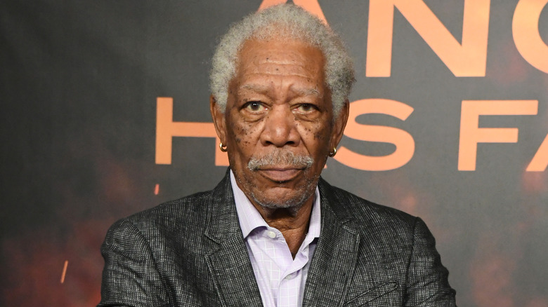 Morgan Freeman regarde