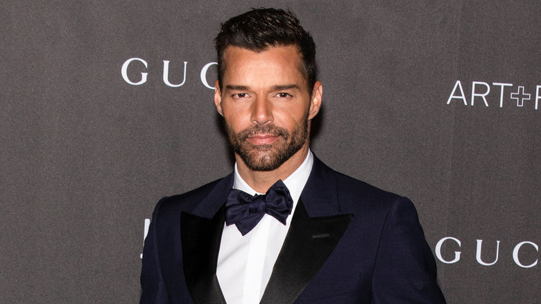 Ricky Martin portant un nœud papillon, posant