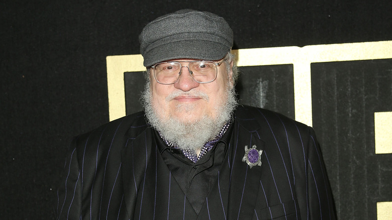 George RR Martin portant un chapeau