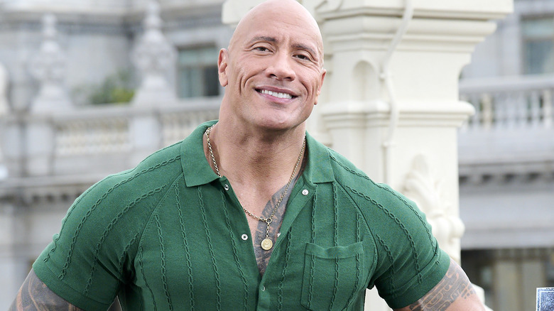 Dwayne "The Rock" Johnson sourit