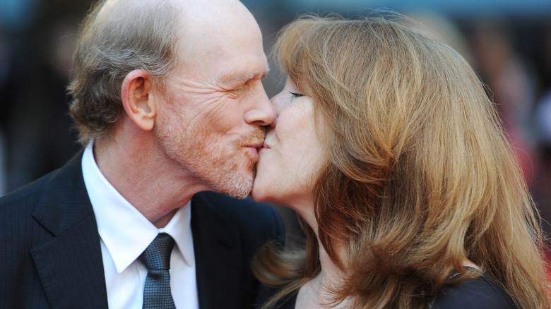 Ron Howard et Cheryl Howard s'embrassant sur le tapis rouge