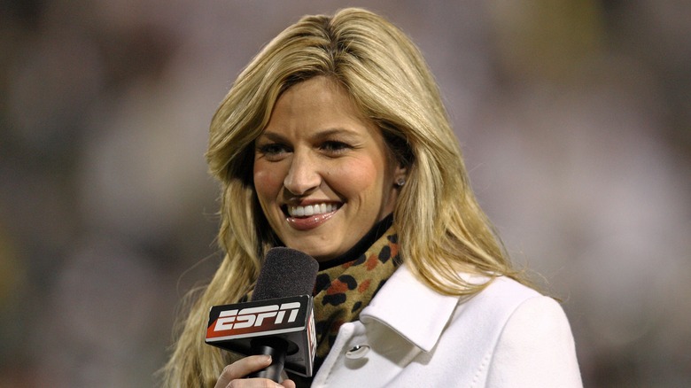 Erin Andrews tenant un micro ESPN