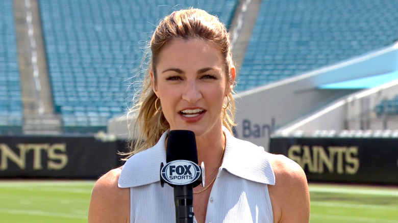 Erin Andrews sur un terrain de football