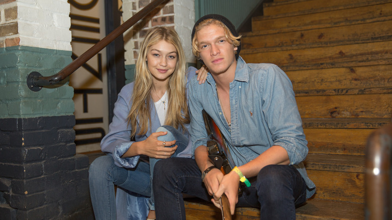 Cody Simpson et Gigi Hadid sourient