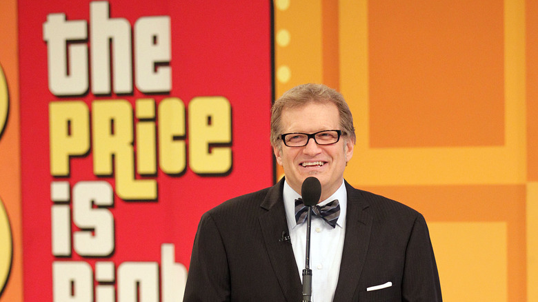 Drew Carey devant le micro, souriant