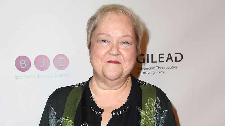 Kathy Kinney souriante.