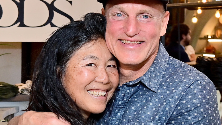 Woody Harrelson embrasse Laura Louie