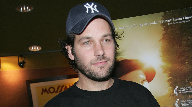 Paul Rudd portant le chapeau des Yankees