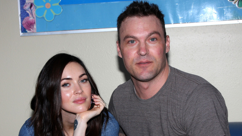 Megan Fox assise à côté de Brian Austin Green