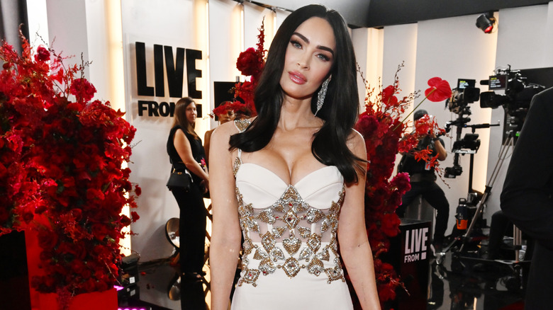 Boucles d'oreilles diamant longues cheveux noirs avec raie au centre de Megan Fox