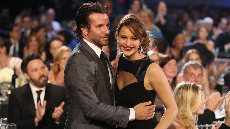 Bradley Cooper étreignant Jennifer Lawrence