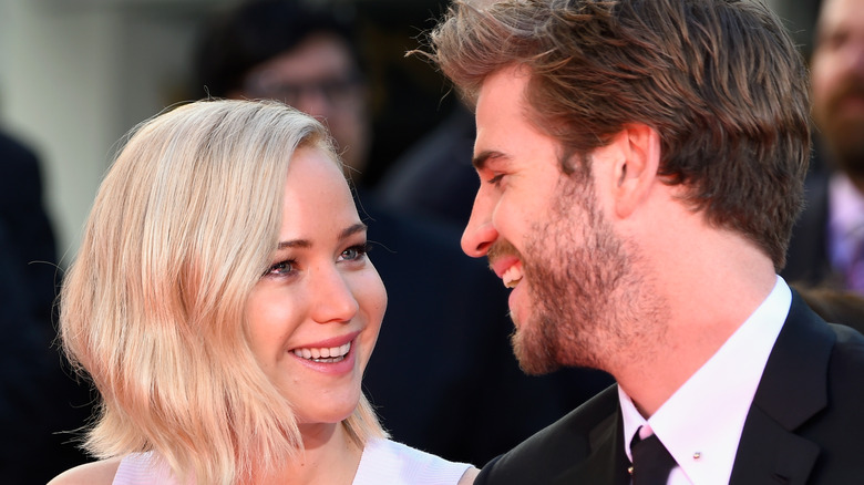 Jennifer Lawrence sourit à Liam Hemsworth