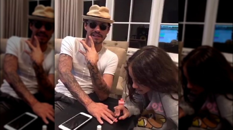 Emme Muniz peignant les ongles de Marc Anthony