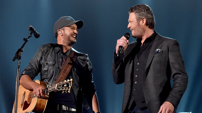 Luke Bryan et Blake Shelton sur scène