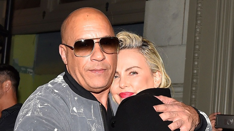 Vin Diesel et Charlize Theron s'embrassent lors d'un événement en 2021