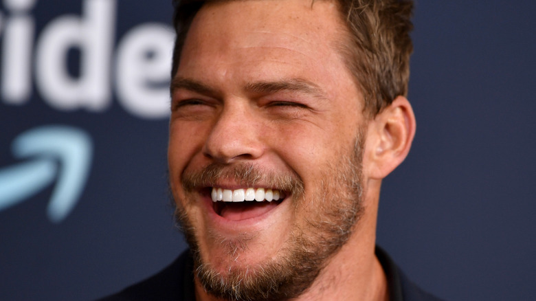 Alan Ritchson souriant