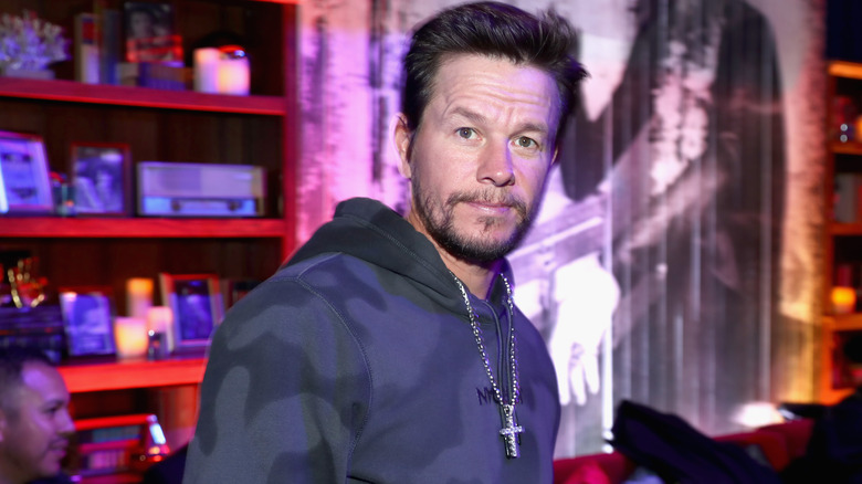 Collier croix à capuche Mark Wahlberg 