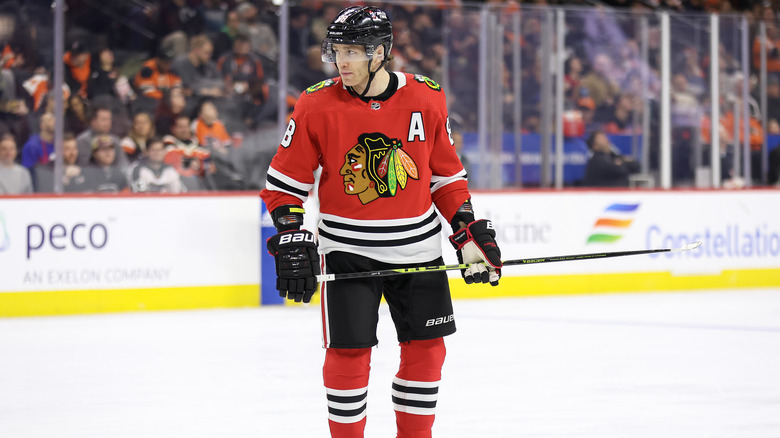 Patrick Kane dans la patinoire de hockey 