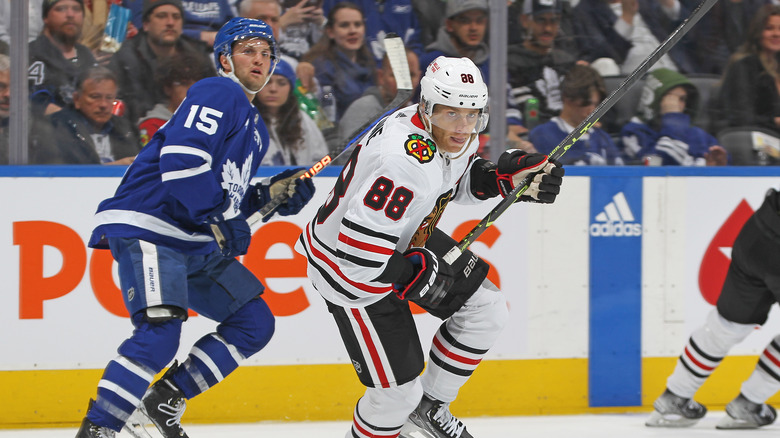 Patrick Kane en tenue de hockey complète sur la glace