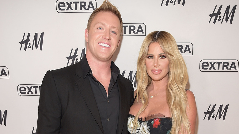 Kroy Biermann et Kim Zolciak posent 