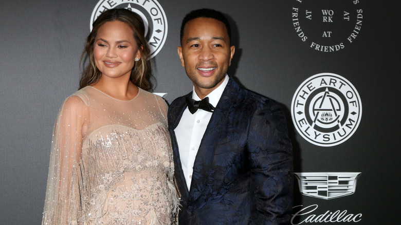 John Legend et Chrissy Teigen sourient 