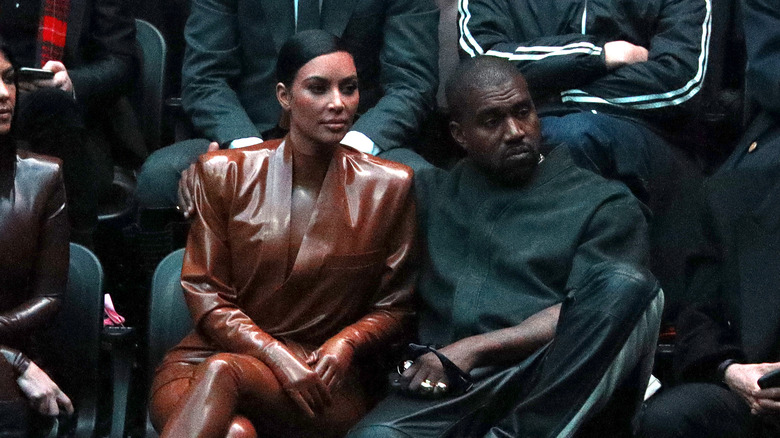 Kim Kardashian assise avec Kanye West 