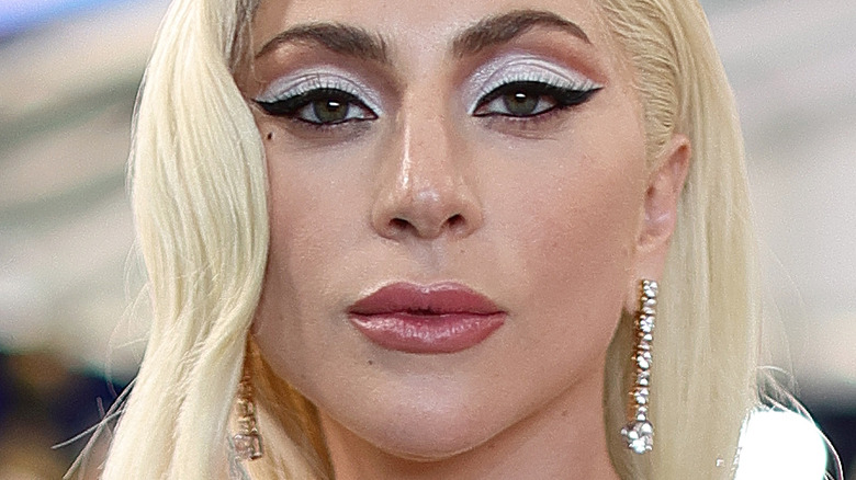 Lady Gaga aux cheveux blonds platine