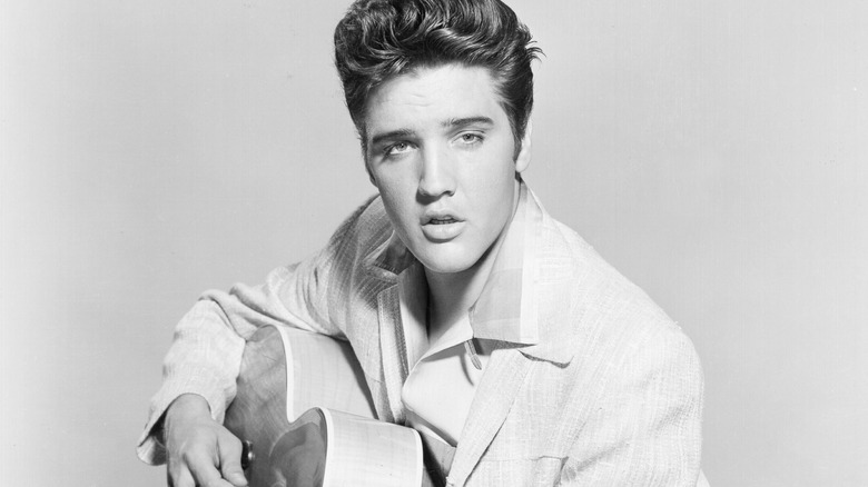 Elvis Presley posant pour une photo dans les années 1950