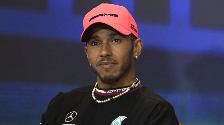 Lewis Hamilton porte une casquette de baseball