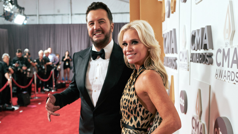 Luke Bryan Caroline Bryan tapis rouge