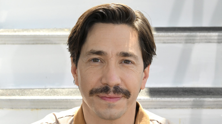 Justin Long posant pour une photo