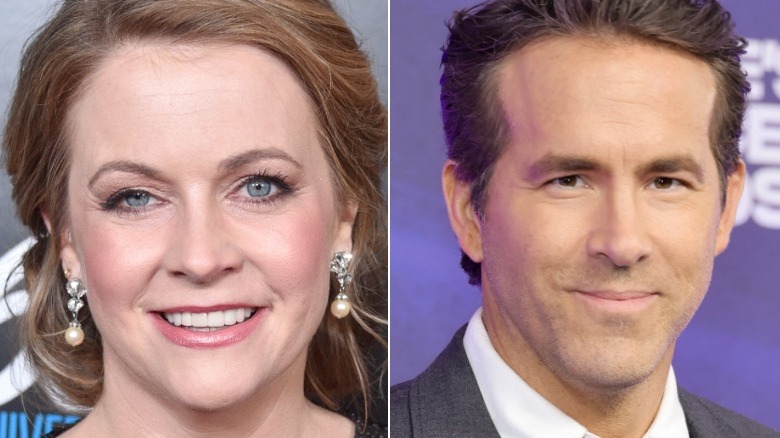 Melissa Joan Hart et Ryan Reynolds posant pour une photo