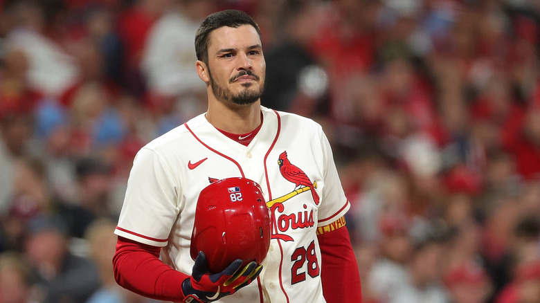 Nolan Arenado en uniforme, tenant un chapeau