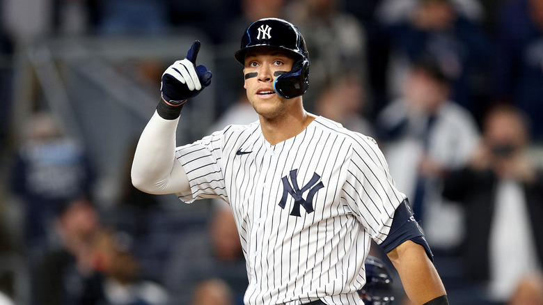 Aaron Judge pointant sur le terrain