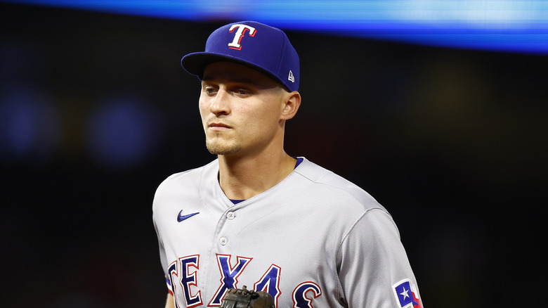 Corey Seager sur le terrain, marchant