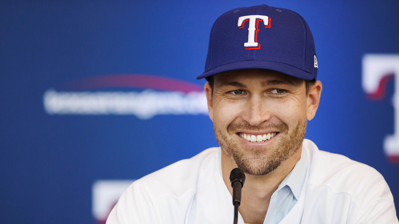 Jacob deGrom souriant au micro