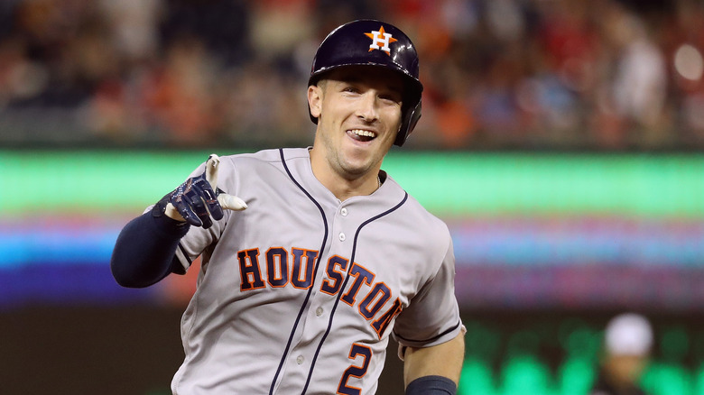 Alex Bregman pointant vers la caméra, souriant