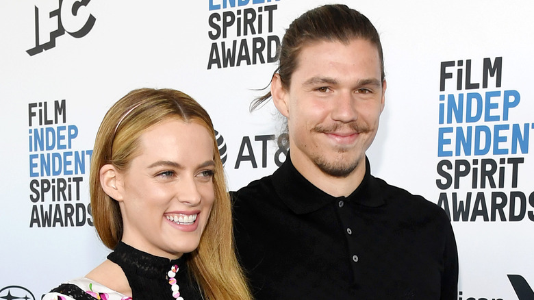 Riley Keough et Ben Smith-Petersen souriant