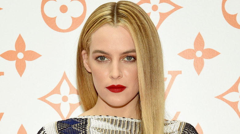 Riley Keough regarde la caméra