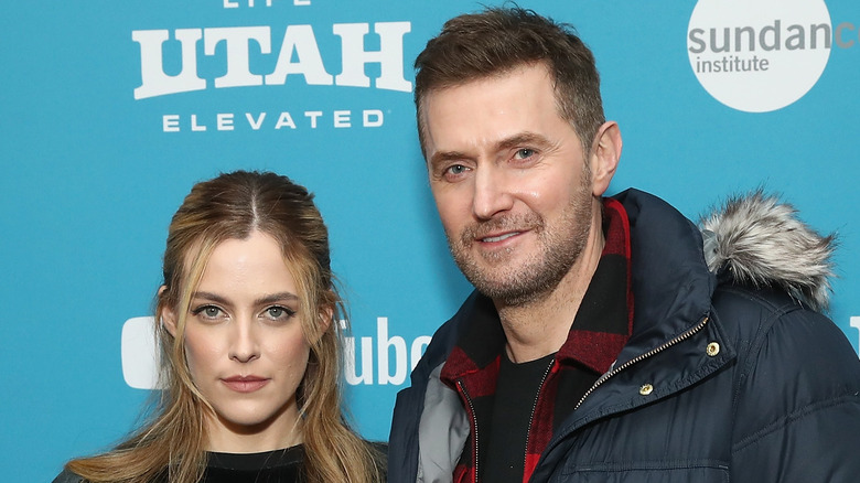 Richard Armitage et Riley Keough posant 