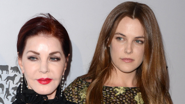 Priscilla Presley et Riley Keough ont l'air sérieux