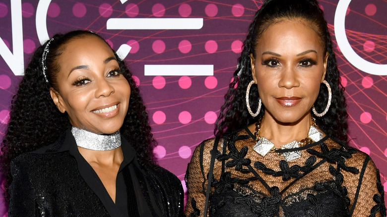 Terry Ellis et Cindy Herron devant un fond violet