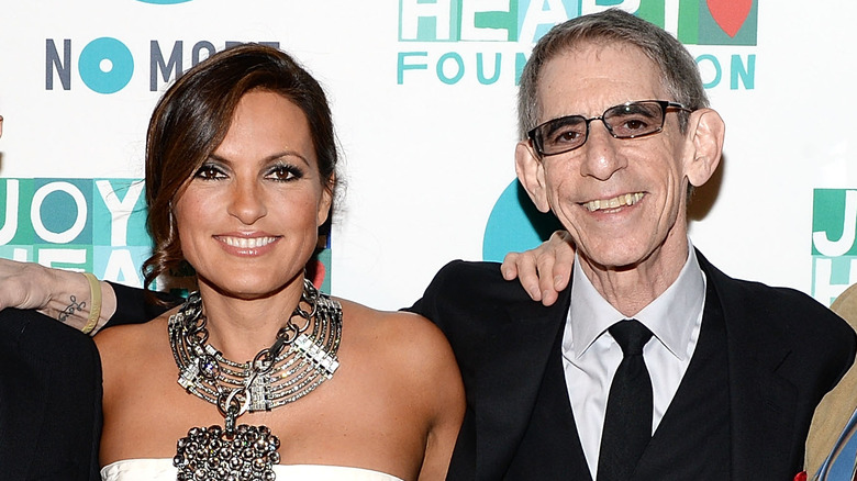 Mariska Hargitay et Richard Belzer souriant