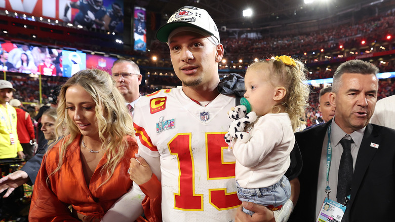 Brittany Mahomes marchant en famille