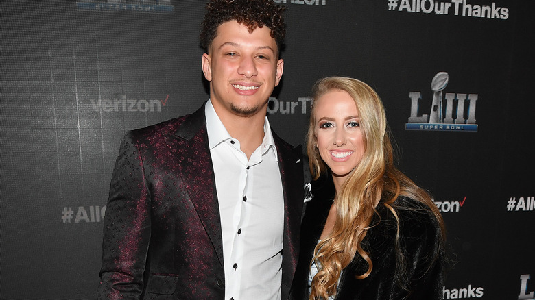 Brittany et Patrick Mahomes posant ensemble