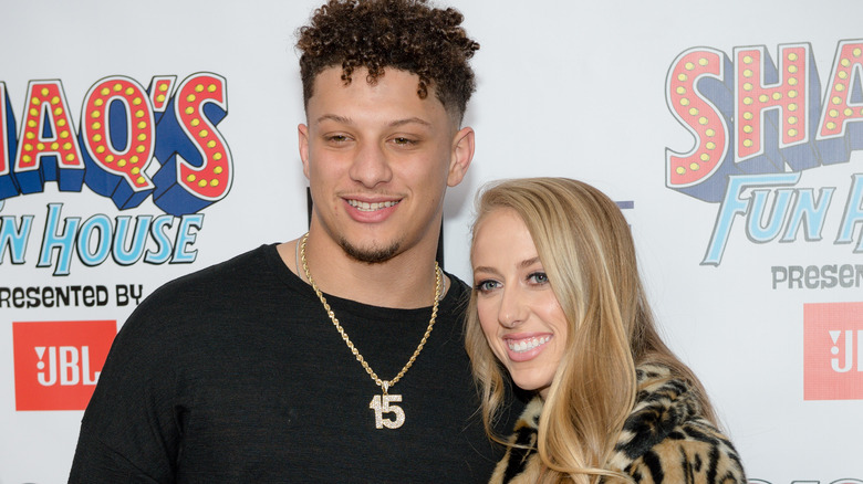 Brittany et Patrick Mahomes posant ensemble