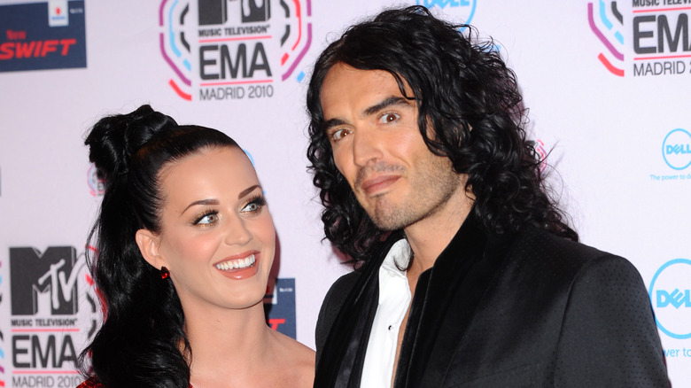 Katy Perry et Russell Brand souriants